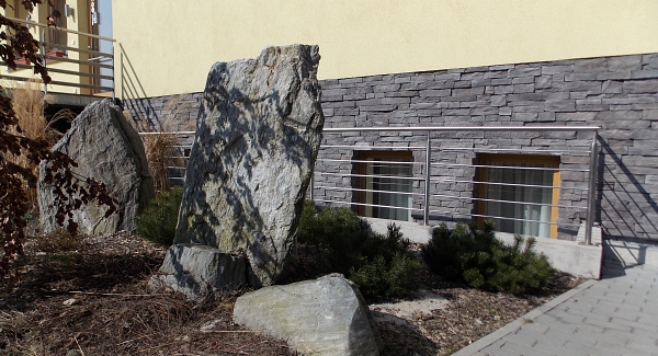 Home skirting in stone veneer